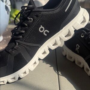 On Running Men’s Black and White Athletic Sneakers EUC